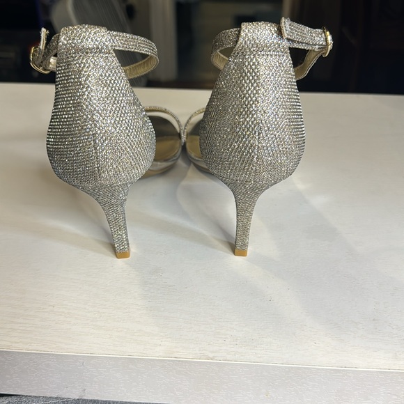 Bandolino Madia Gold Sparkling Open Toe Dress Sandal Size 8.5 - Picture 3 of 4